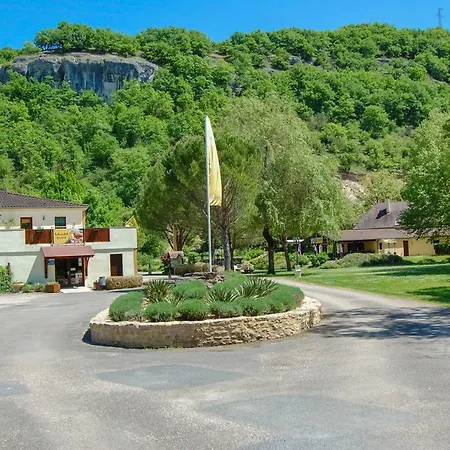 مكان تخييم Parc De La Draille *