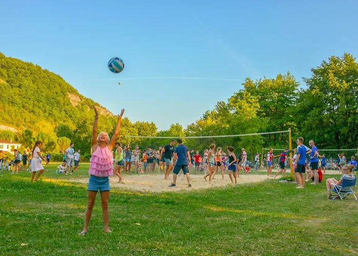 مكان تخييم Parc De La Draille *