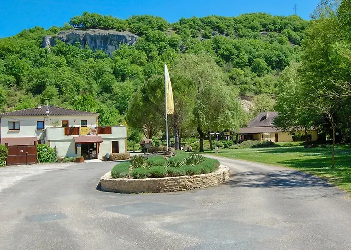 مكان تخييم Parc De La Draille *